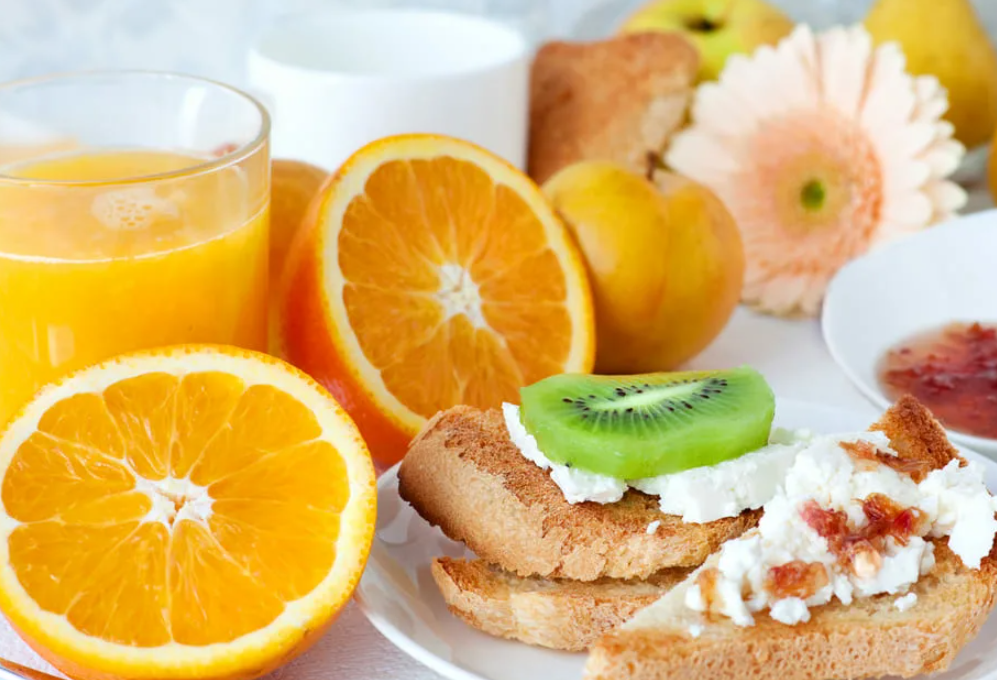 Апельсин есть вечером. Цитрусовый завтрак. Диета на апельсинах. Яично апельсиновая диета. Диета яйцо и апельсин на завтрак.